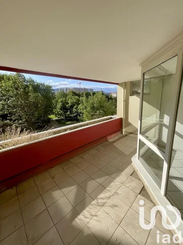 Wohnzimmer; holzboden, tageslicht, moderner stil, hohe decken