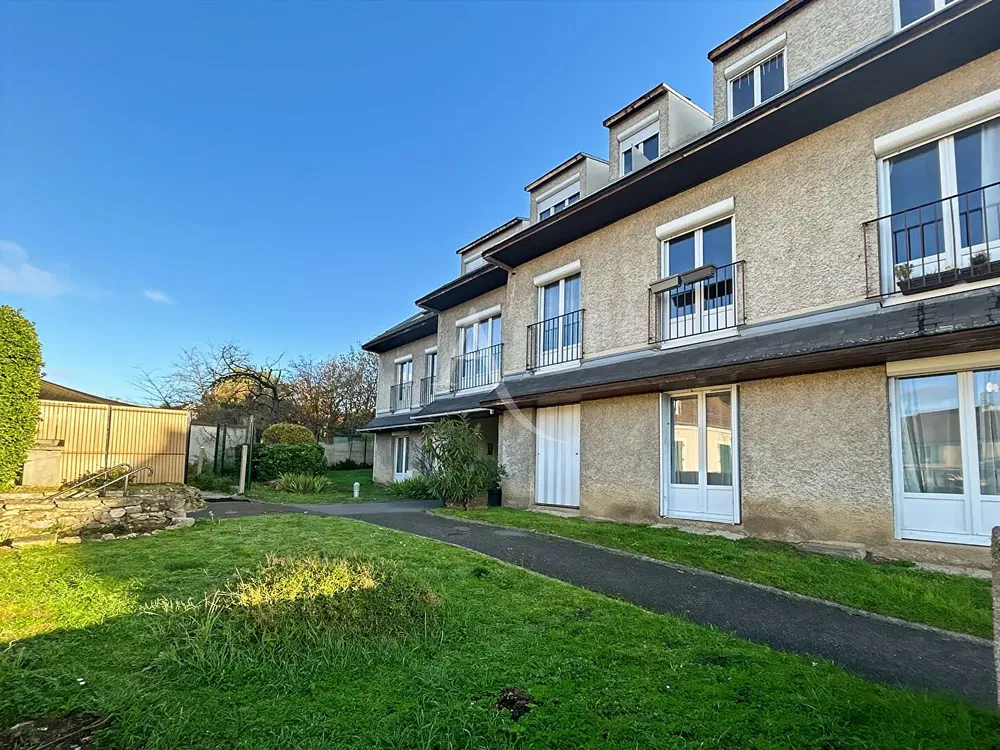 Oturma odası; ahşap zemin, doğal ışık, modern stil, yüksek tavan