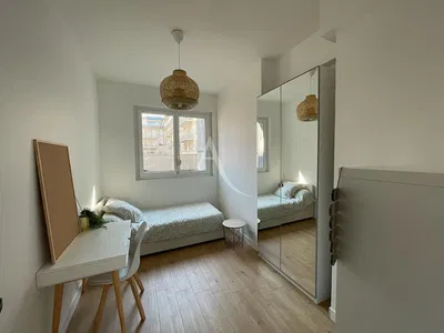 Soggiorno; pavimento in legno, luce naturale, stile moderno, soffitti alti