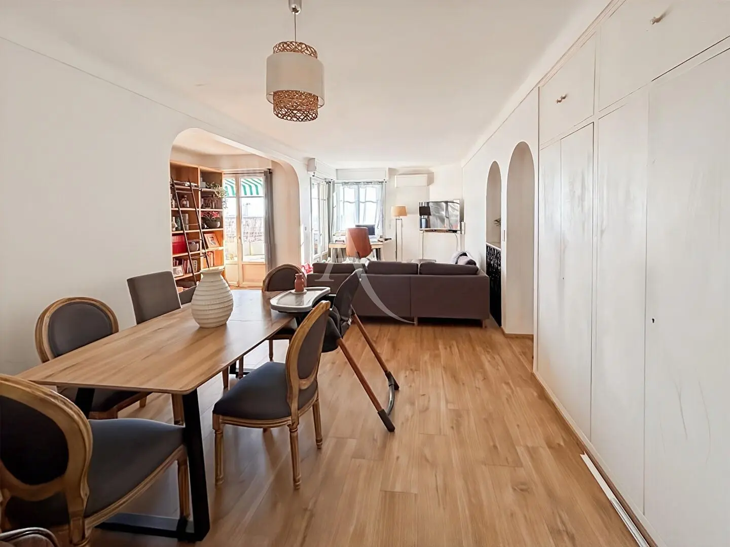 Cuisine; électroménager, parquet, lumière naturelle, style moderne, rénové