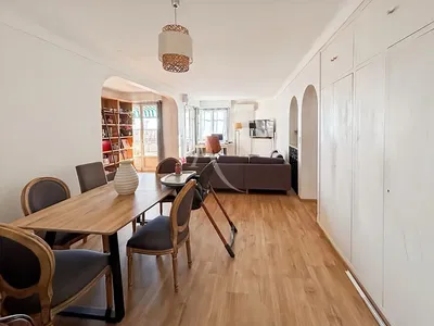 Cuisine; électroménager, parquet, lumière naturelle, style moderne, rénové