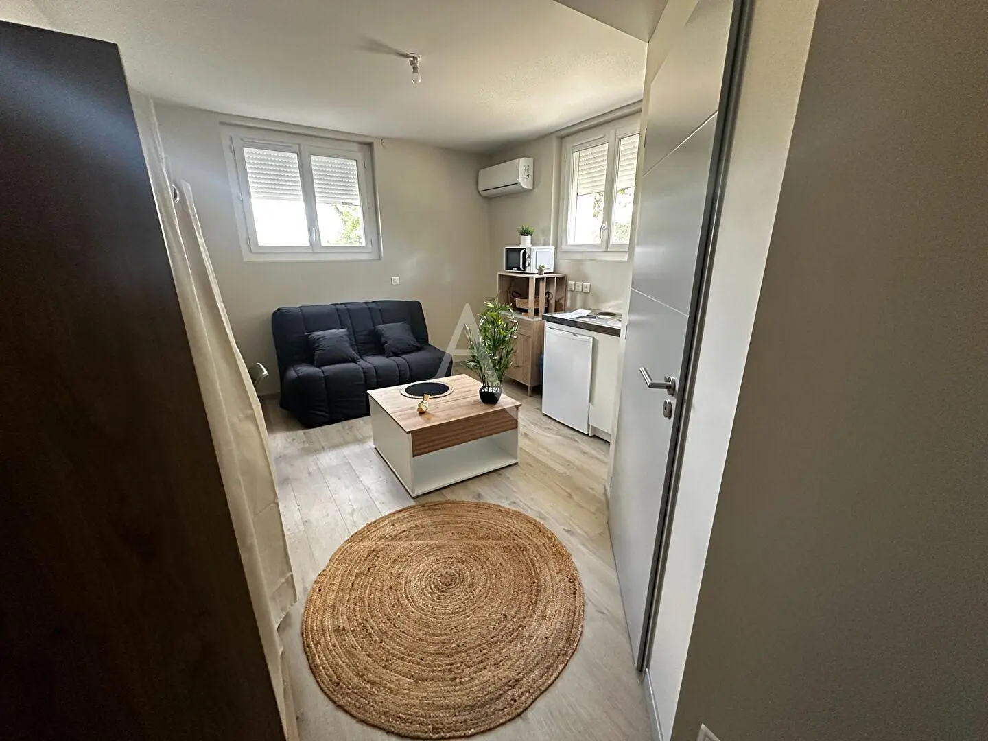 Oturma odası; ahşap zemin, doğal ışık, modern stil, yüksek tavan