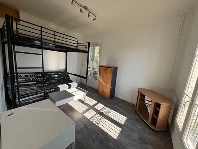 Dnevni boravak; drveni pod, prirodna svjetlost, moderan stil, visoki stropovi