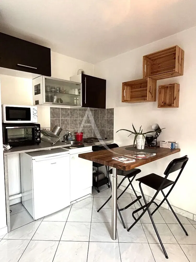 Oturma odası; ahşap zemin, doğal ışık, modern stil, yüksek tavan