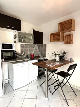 Wohnzimmer; holzboden, tageslicht, moderner stil, hohe decken