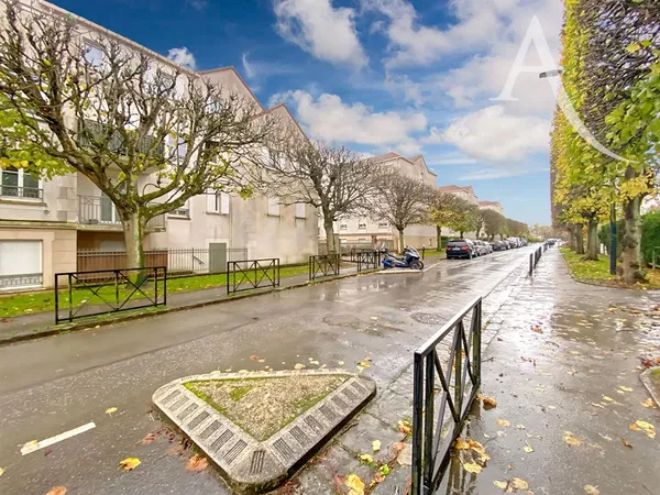 Wohnzimmer; holzboden, tageslicht, moderner stil, hohe decken