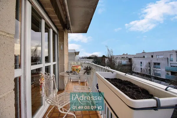 Wohnzimmer; holzboden, tageslicht, moderner stil, hohe decken