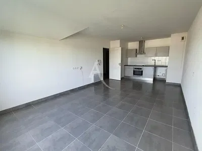 Obývací pokoj; dřevěná podlaha, přirozené světlo, moderní styl, vysoké stropy