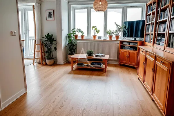 Wohnzimmer; holzboden, tageslicht, moderner stil, hohe decken