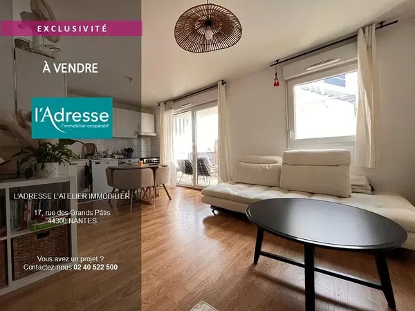 Woonkamer; houten vloer, natuurlijk licht, moderne stijl, hoge plafonds