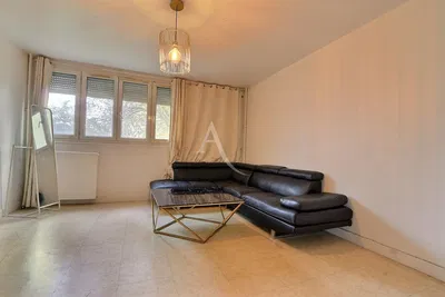 Oturma odası; ahşap zemin, doğal ışık, modern stil, yüksek tavan