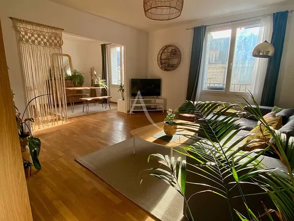 Wohnzimmer; holzboden, tageslicht, moderner stil, hohe decken