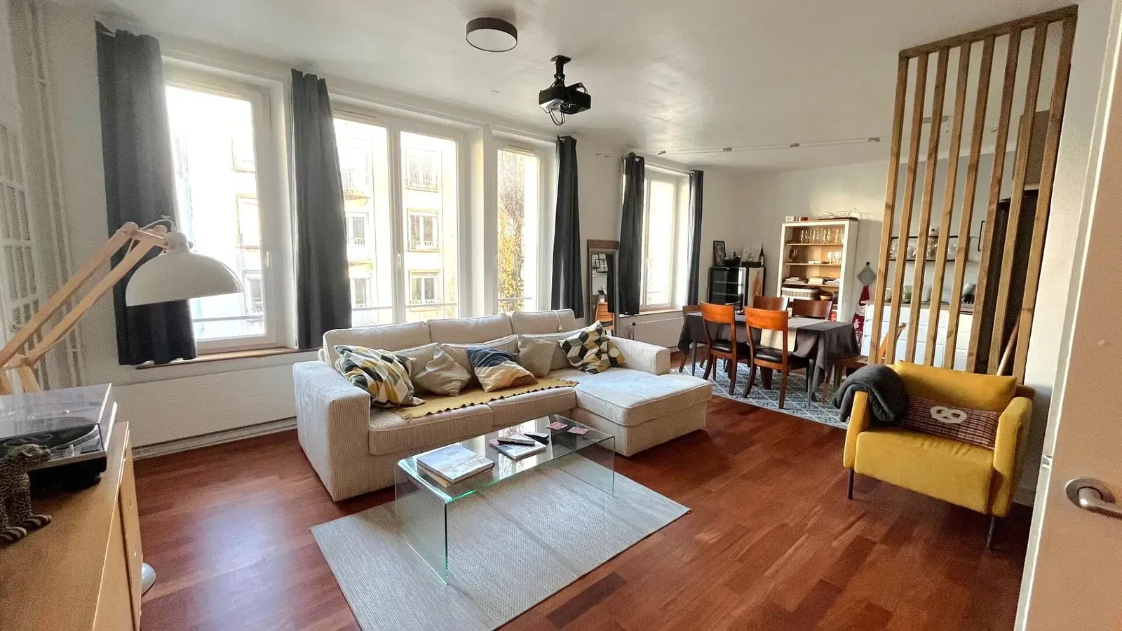 Cuisine; électroménager, parquet, lumière naturelle, style moderne, rénové