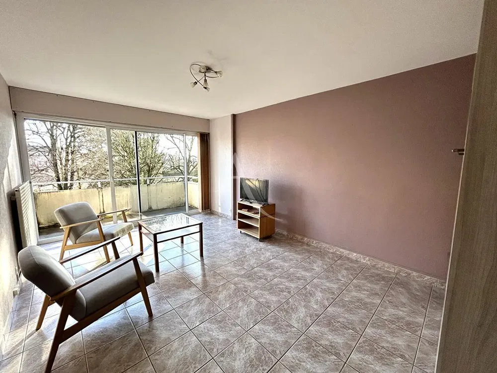 Wohnzimmer; holzboden, tageslicht, moderner stil, hohe decken