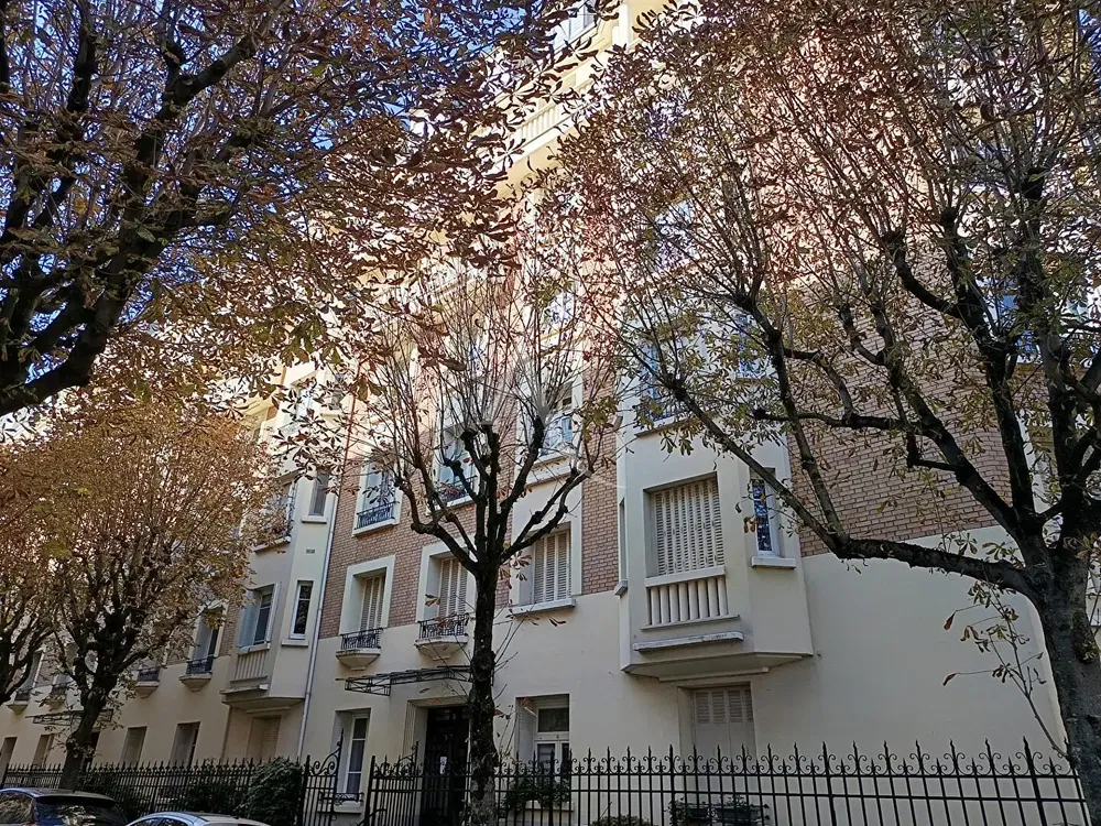 Wohnzimmer; holzboden, tageslicht, moderner stil, hohe decken