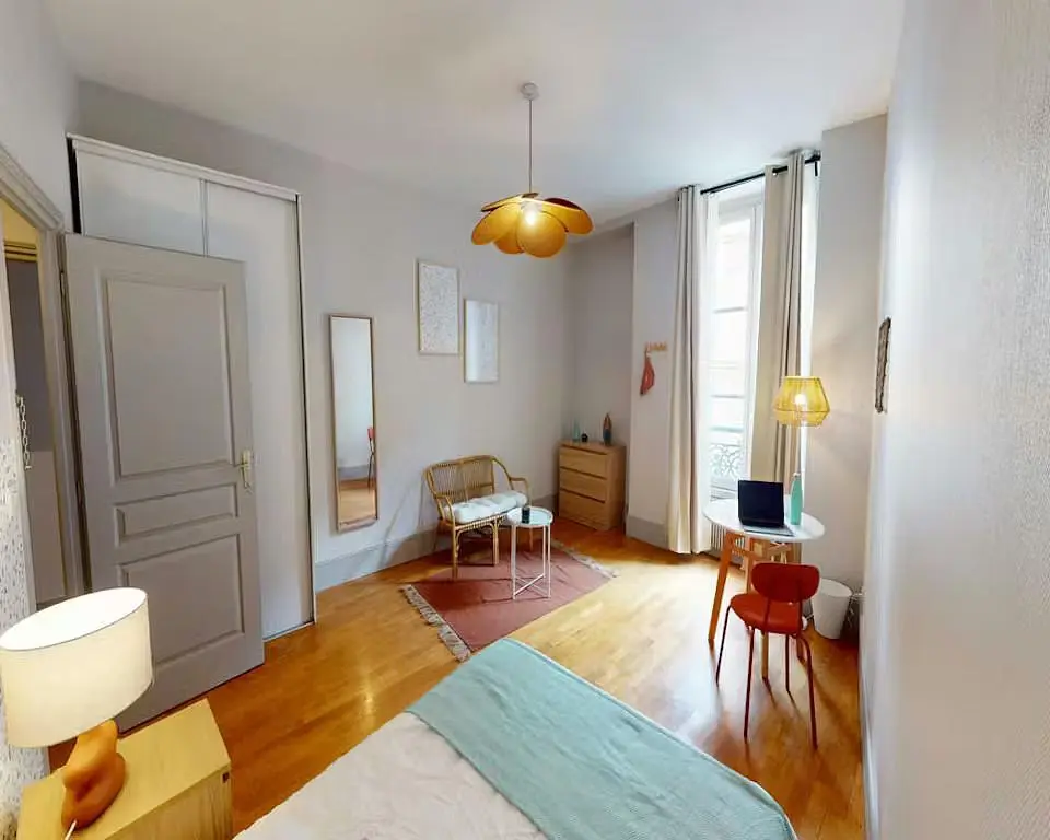 Living room; wood floor, natural light, modern style, high ceiling
