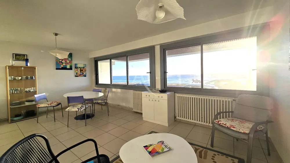 Salon; parquet, lumière naturelle, style moderne, hauteur sous plafond