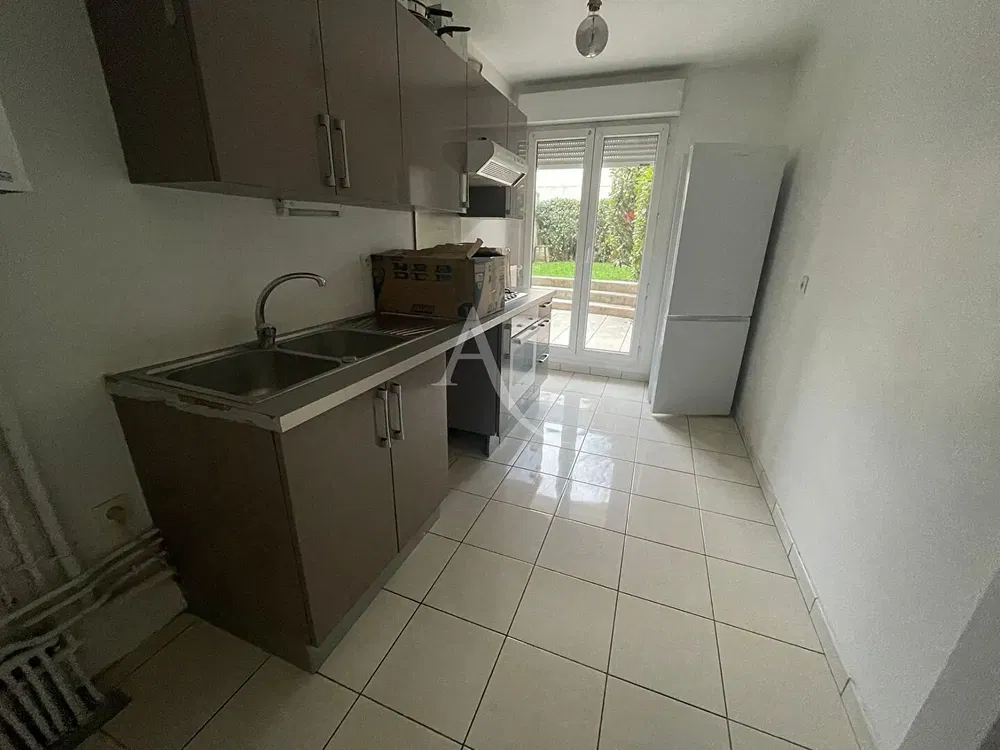 Wohnzimmer; holzboden, tageslicht, moderner stil, hohe decken