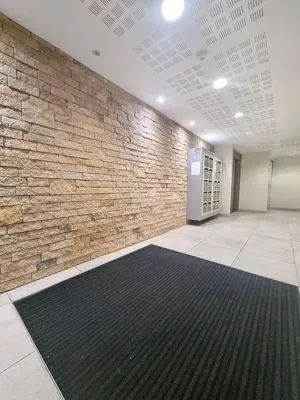 Σαλόνι; ξύλινο πάτωμα, φυσικό φως, μοντέρνο στυλ, ψηλά ταβάνια