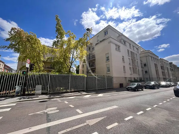 Wohnzimmer; holzboden, tageslicht, moderner stil, hohe decken