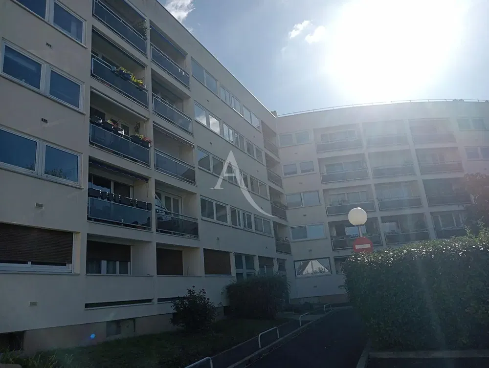 Σαλόνι; ξύλινο πάτωμα, φυσικό φως, μοντέρνο στυλ, ψηλά ταβάνια