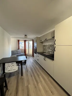 Sala de estar; chão de madeira, luz natural, estilo moderno, teto alto