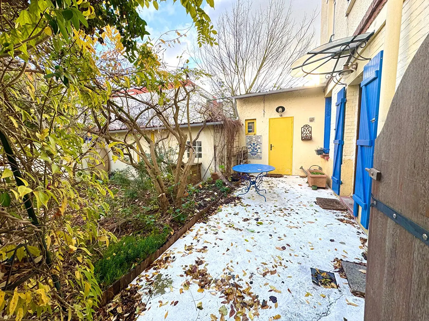 Living room; wood floor, natural light, modern style, high ceiling