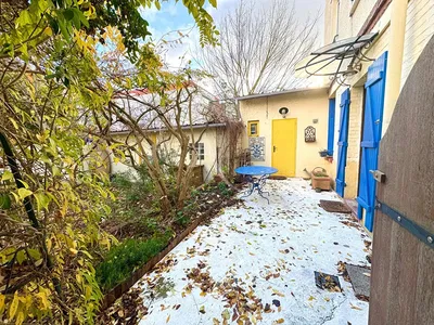 Living room; wood floor, natural light, modern style, high ceiling