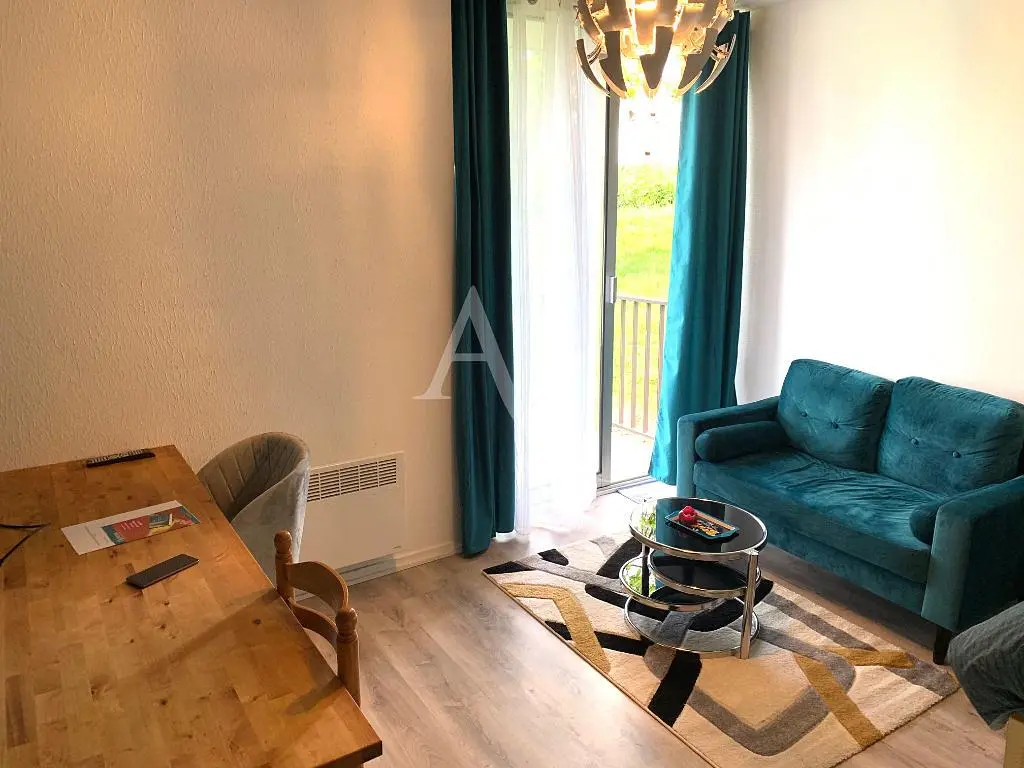 Living room; wood floor, natural light, modern style, high ceiling