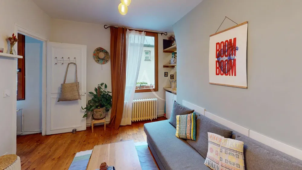 Living room; wood floor, natural light, modern style, high ceiling