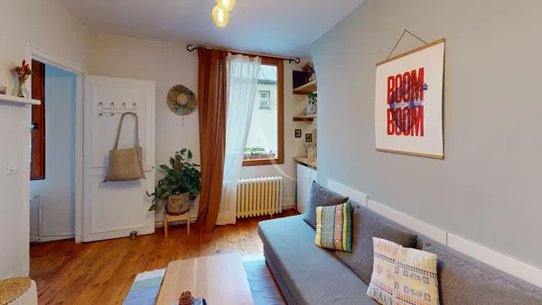 غرفة معيشة; أرضية خشبية, ضوء طبيعي, أسلوب عصري, أسقف عالية