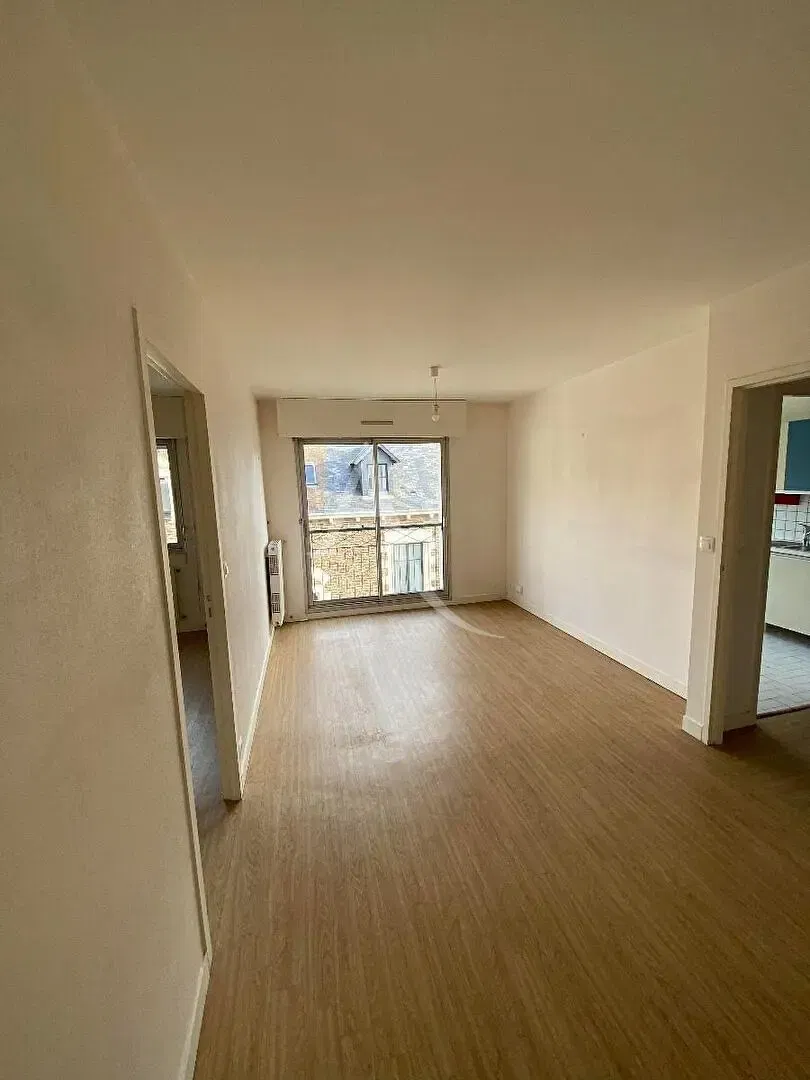 Obývačka; drevená podlaha, prirodzené svetlo, moderný štýl, vysoké stropy