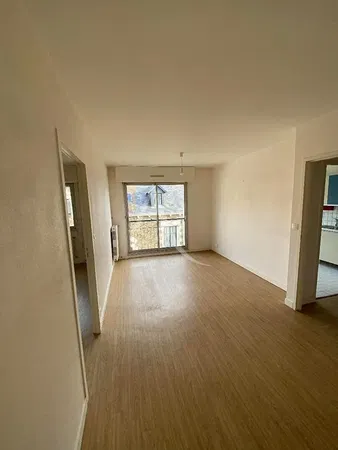 Woonkamer; houten vloer, natuurlijk licht, moderne stijl, hoge plafonds