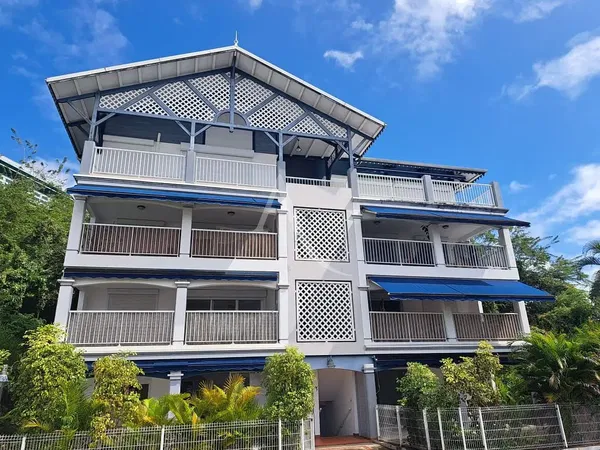 Sala de estar; chão de madeira, luz natural, estilo moderno, teto alto