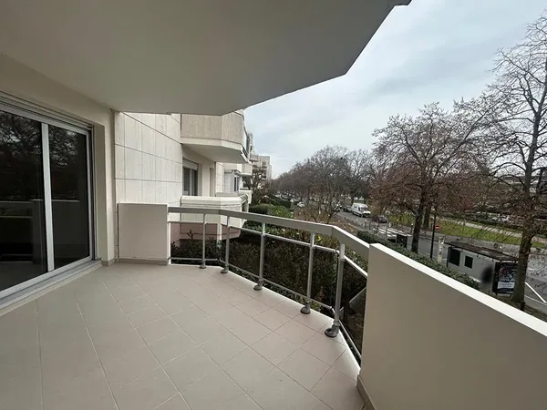 غرفة معيشة; أرضية خشبية, ضوء طبيعي, أسلوب عصري, أسقف عالية