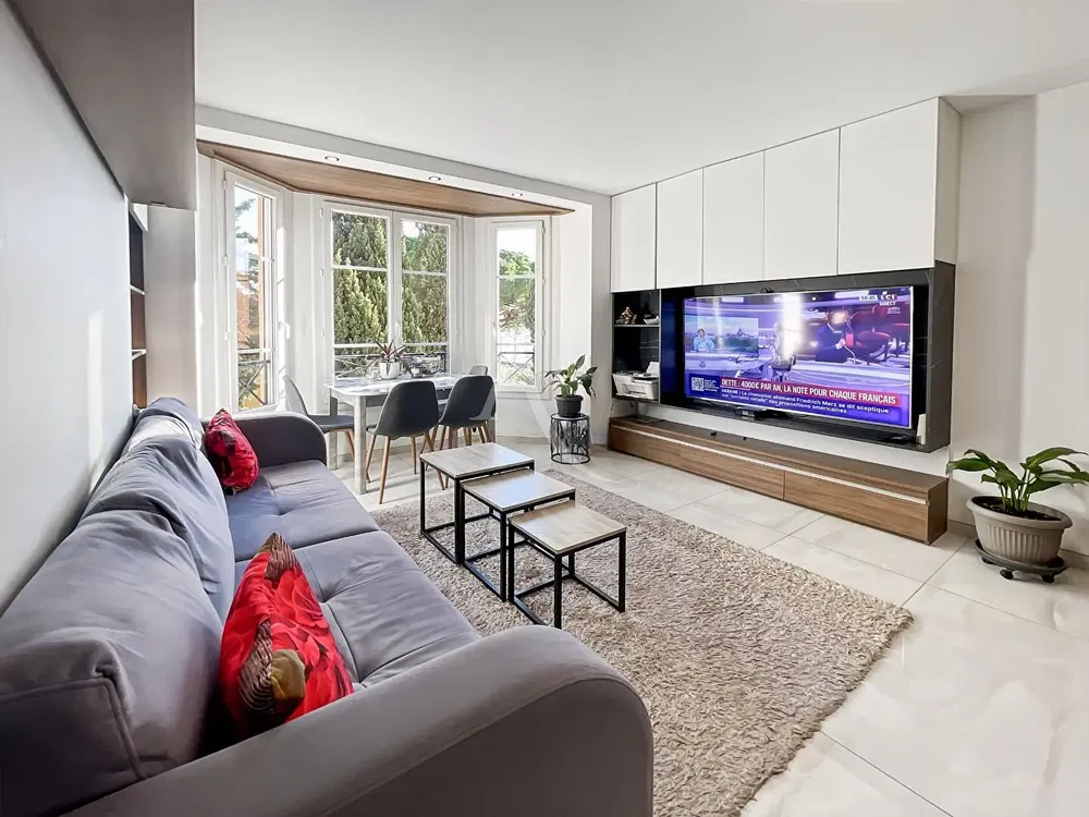 Salon; parquet, lumière naturelle, style moderne, hauteur sous plafond