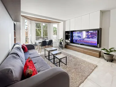 Salon; parquet, lumière naturelle, style moderne, hauteur sous plafond