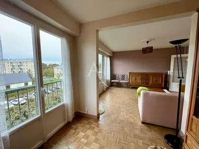 Obývačka; drevená podlaha, prirodzené svetlo, moderný štýl, vysoké stropy