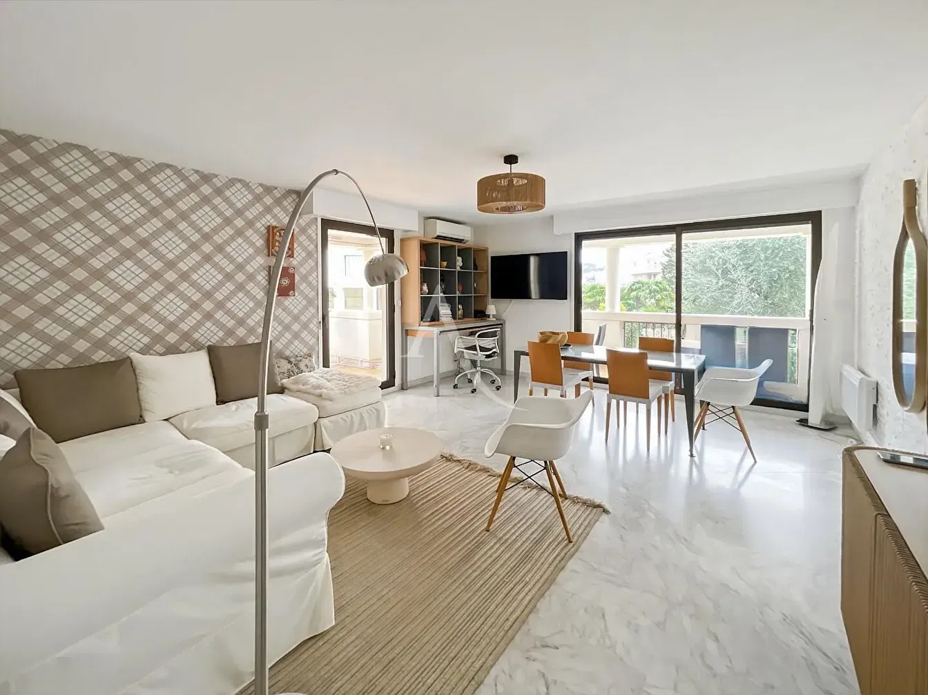 Cocina; electrodomésticos, suelo de madera, luz natural, estilo moderno, renovado