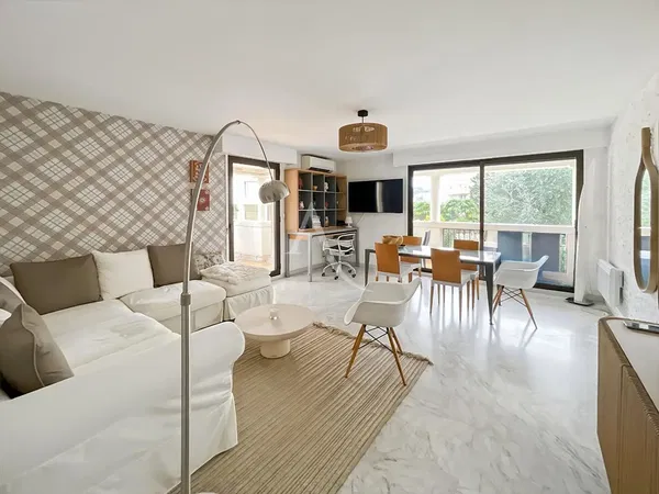 Cozinha; eletrodomésticos, chão de madeira, luz natural, estilo moderno, renovado