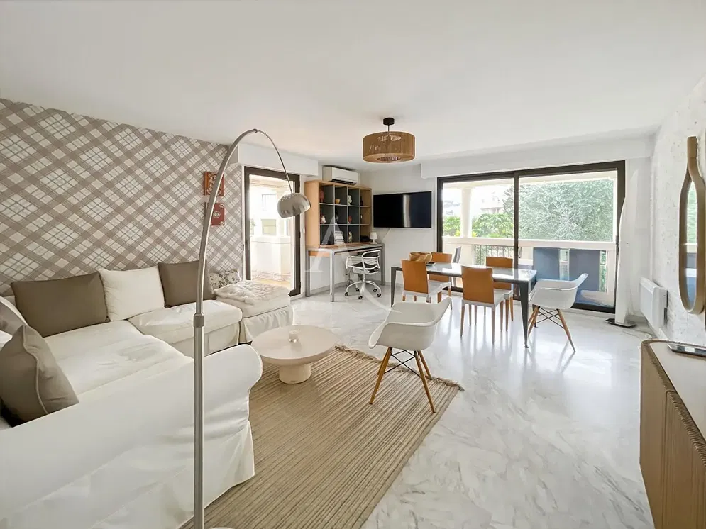 Cocina; electrodomésticos, suelo de madera, luz natural, estilo moderno, renovado