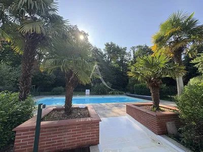 Σαλόνι; ξύλινο πάτωμα, φυσικό φως, μοντέρνο στυλ, ψηλά ταβάνια