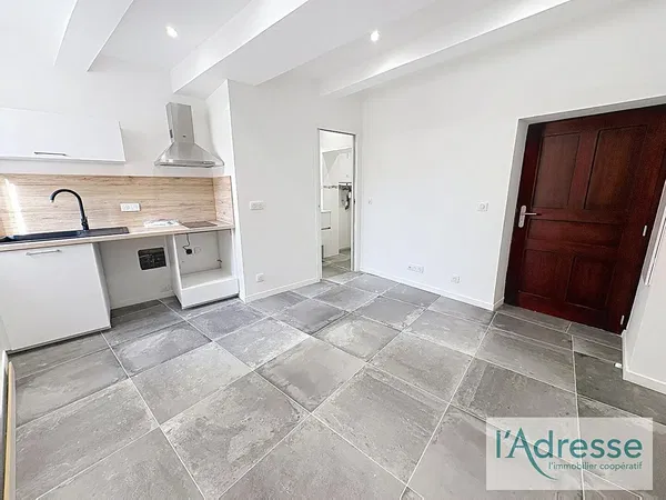 Sala de estar; chão de madeira, luz natural, estilo moderno, teto alto