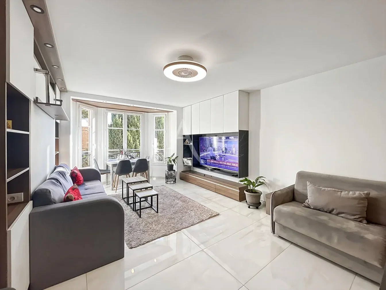 Salon; parquet, lumière naturelle, style moderne, hauteur sous plafond