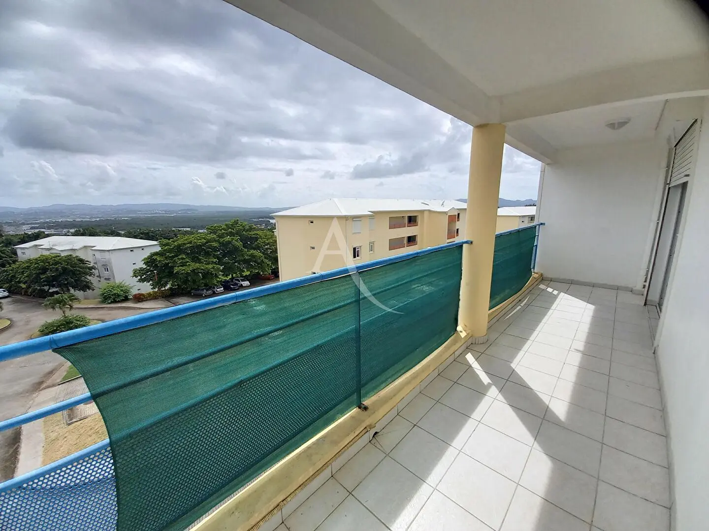 Keuken; keukenapparatuur, houten vloer, natuurlijk licht, moderne stijl, gerenoveerd