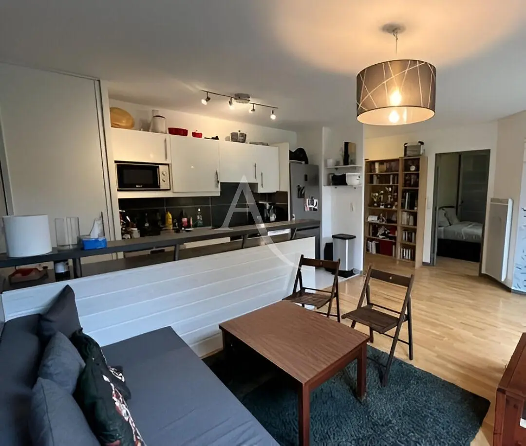 Oturma odası; ahşap zemin, doğal ışık, modern stil, yüksek tavan