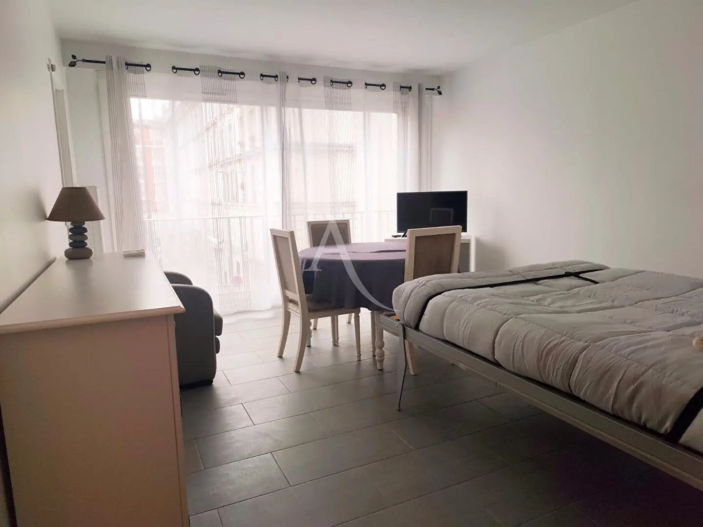 Kuhinja; kuhinjski aparati, drveni pod, prirodno svjetlo, moderni stil, renoviran