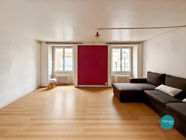 غرفة معيشة; أرضية خشبية, ضوء طبيعي, أسلوب عصري, أسقف عالية