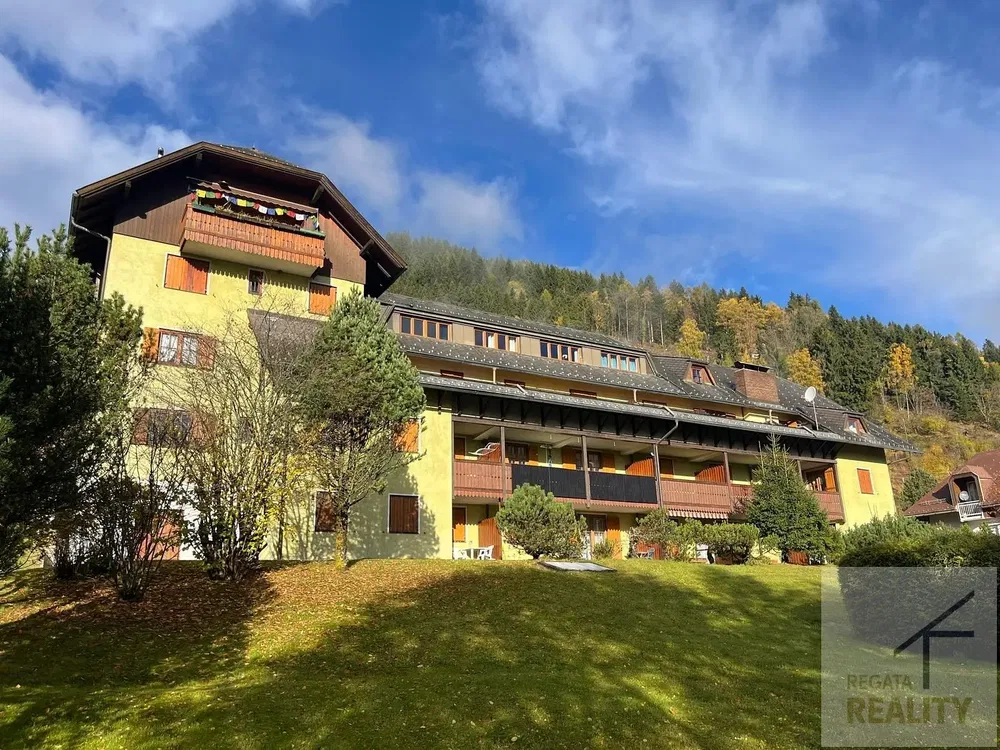 Σαλόνι; ξύλινο πάτωμα, φυσικό φως, μοντέρνο στυλ, ψηλά ταβάνια