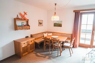 Σαλόνι; ξύλινο πάτωμα, φυσικό φως, μοντέρνο στυλ, ψηλά ταβάνια